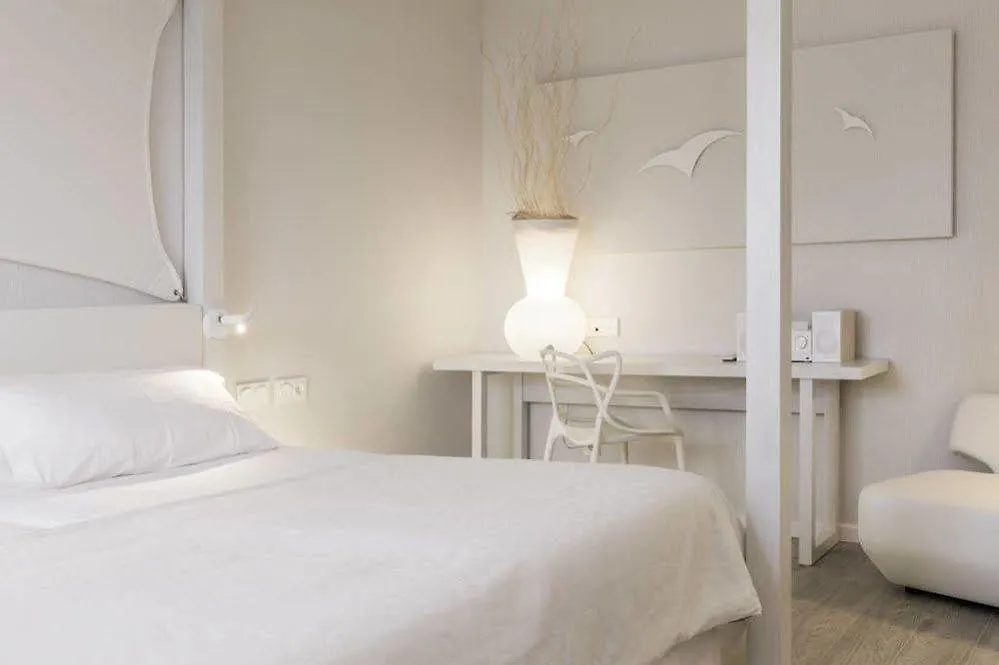 Blanco Hotel Formentera Es Pujols 4*,